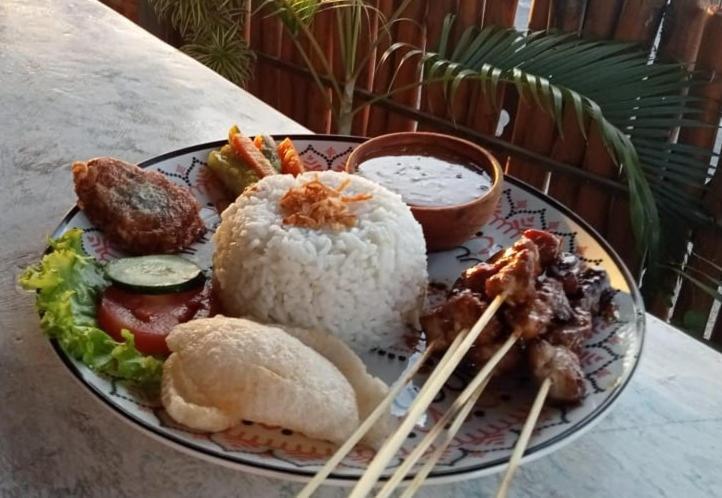 Sarinah Beach - Bistro & Bungalow Batununggul Exterior foto